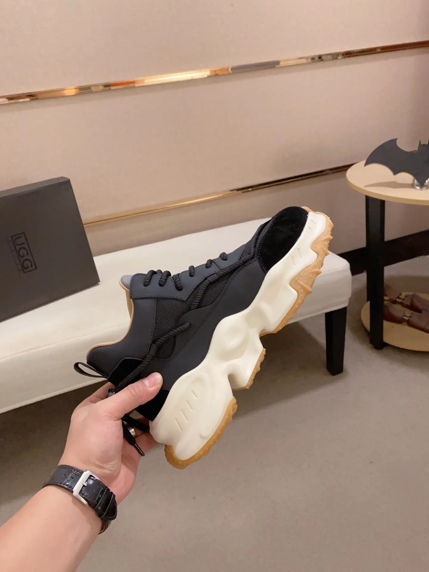 Factory price: 760💰(high-end goods) UGG❄️❄️The latest fashionable men's shoes👟 1:1⃣️Quality, fabric: high-end quality first-layer cowhide imported from Europe. Lining: wool lining, sole: pure imported foam outsole. ❤️High-end goods, fine workmanship, trendy and fashionable. The fit is very classy. If you know the goods, you will not be able to refuse😍😍Number of codes: 39-44